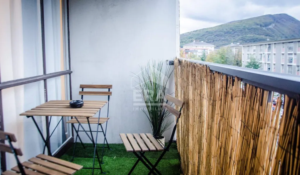 Rõdu - Shared Room with Balcony in Annemasse