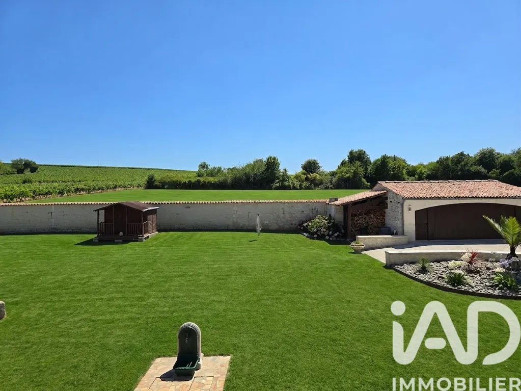 Jardin - Longère de 12 Pièces avec Piscine près de Cognac