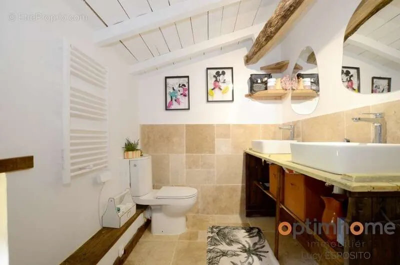 Salles de bain - Ferme Rénovée avec Grand Jardin à Cherves-Châtelars
