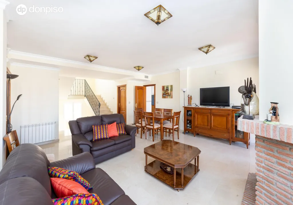 Elutuba - Chalet with Pool in Granada's Calle Ajenjo