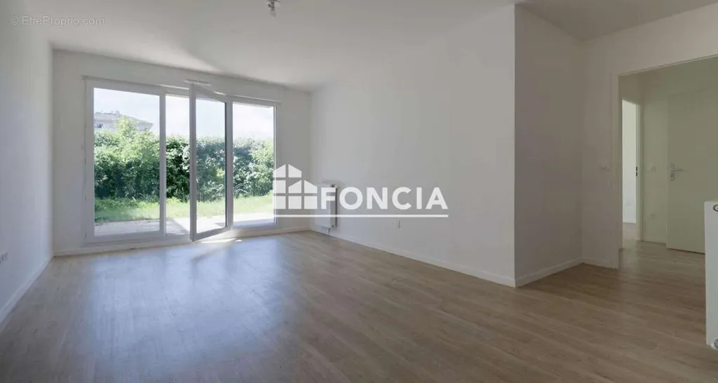 Magamistoad - 3-Piece Garden Flat in Dammarie-les-Lys