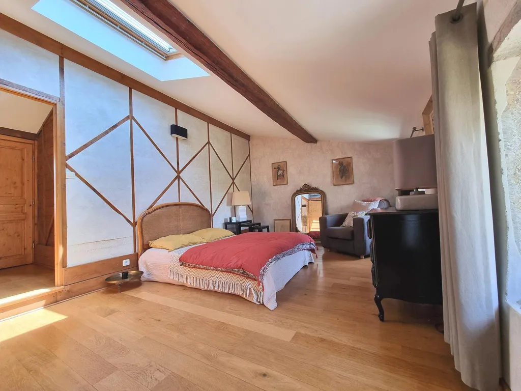 Chambres - Maison Ancienne Rénovée avec Jardin à Saint-Genis-Les-Ollières