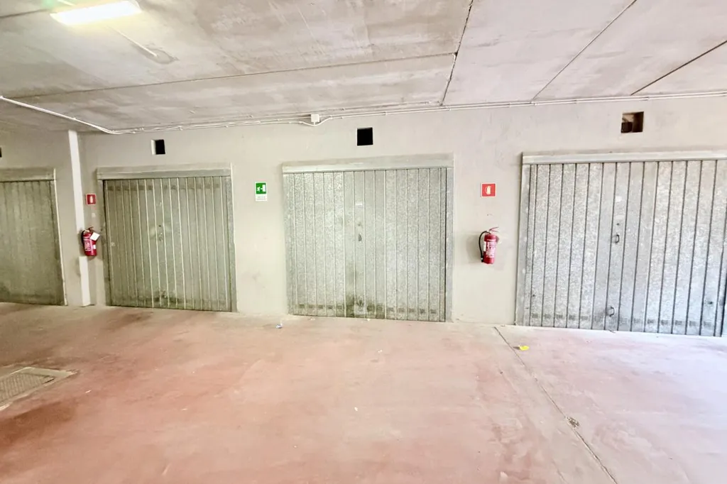 Garage - Rusticated Apartment with Large Terrace in Genzano di Roma