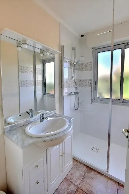 Salles de bain - Villa avec Piscine Intérieure à Moëlan-sur-Mer