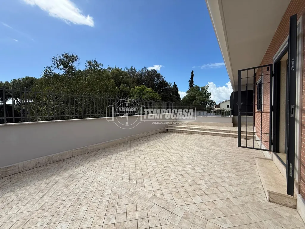Terrass - Modernised Bilocale with Terrace in Rome