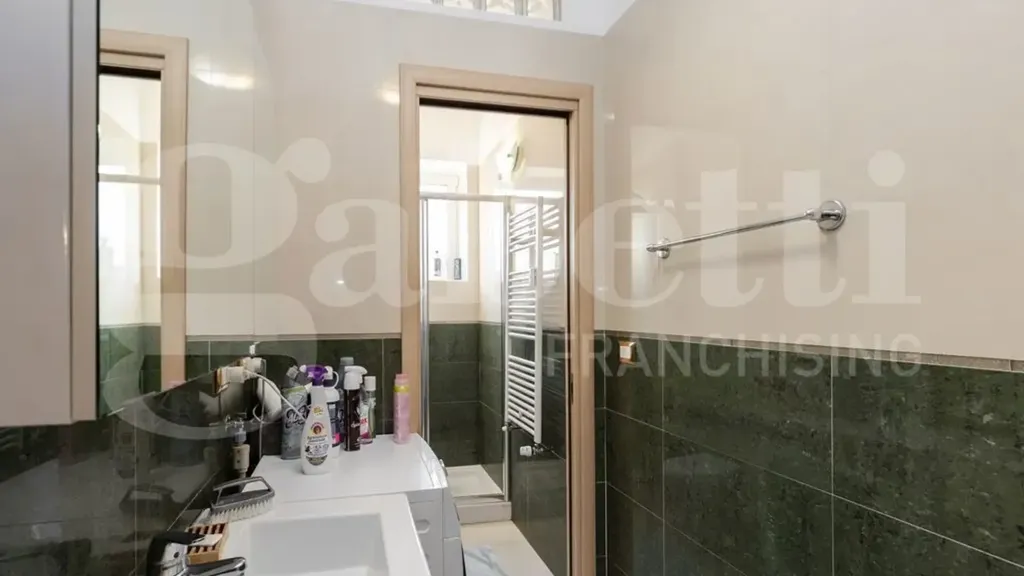 Salles de bain - Rear-Facing Apartment with Balcony in Monza