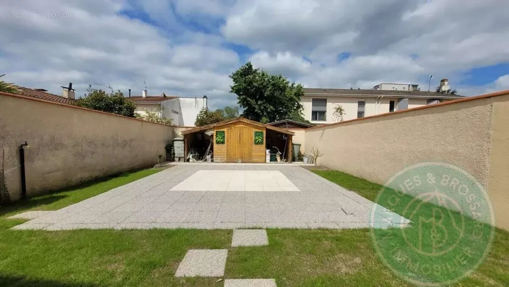 Jardin - Maison Familiale avec Panneaux Solaires et Jardin à Proximité