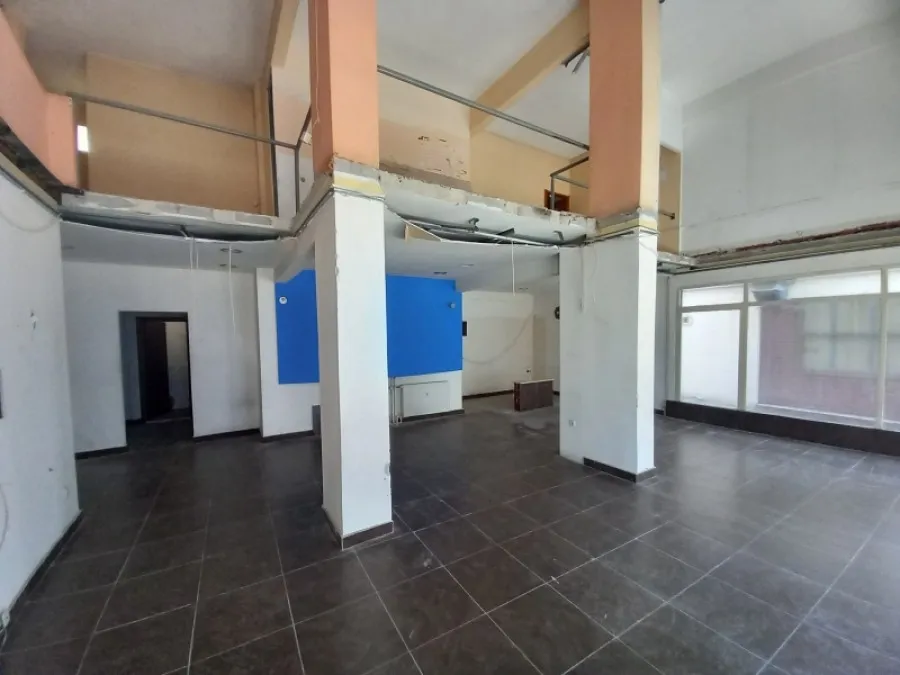 Pièces - Three-Storey Shop with City View in Serres Centre