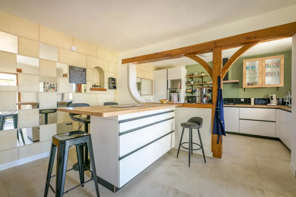 Cuisine - Maison de 9 Pièces avec Jardin et Piscine à Bourgueil
