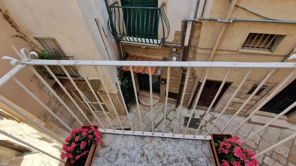 Balcone - Corner House with Balcony in Andria Centre