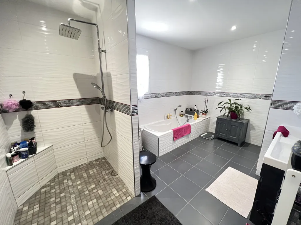 Salles de bain - Villa de Plain Pied avec Piscine à 10 min de Montluçon