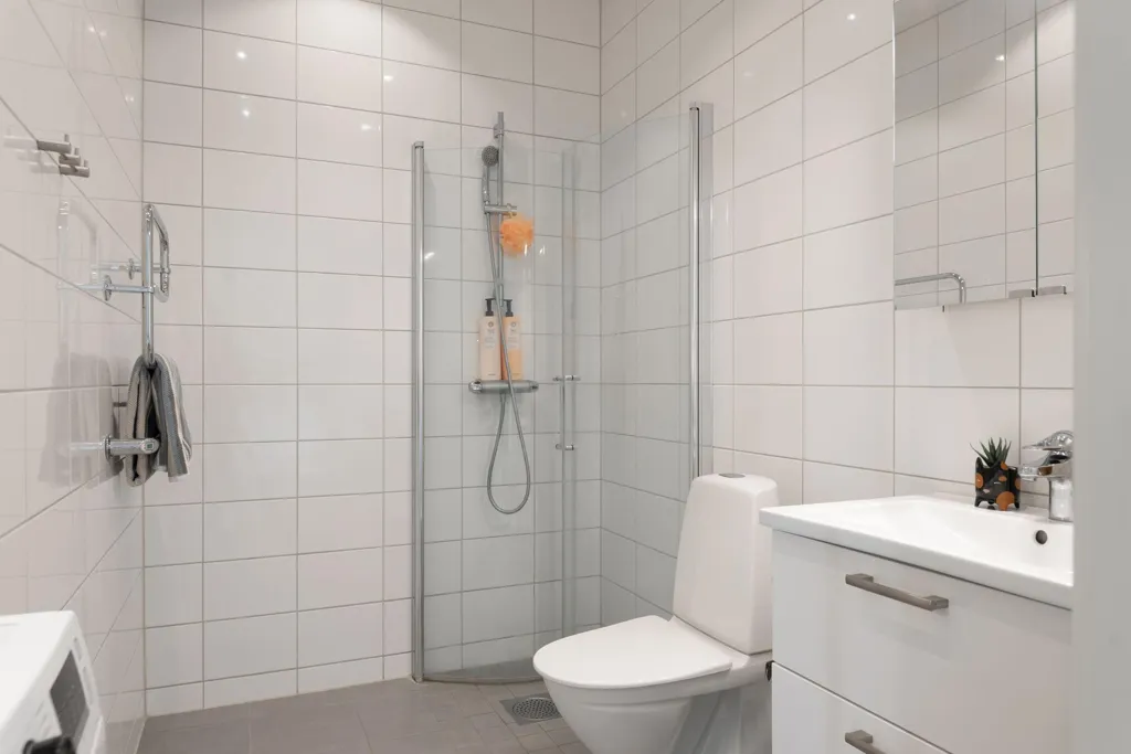 Bathrooms - Modern Flat with Balcony in Södra Ladugårdsängen