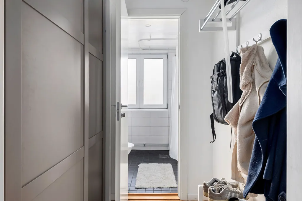 Pièces - Two-Bedroom Apartment with South-Facing Balcony in Teg