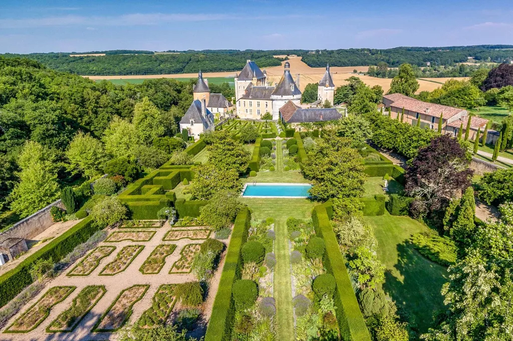 Õhuvaade - Medieval Château with River View near Poitiers