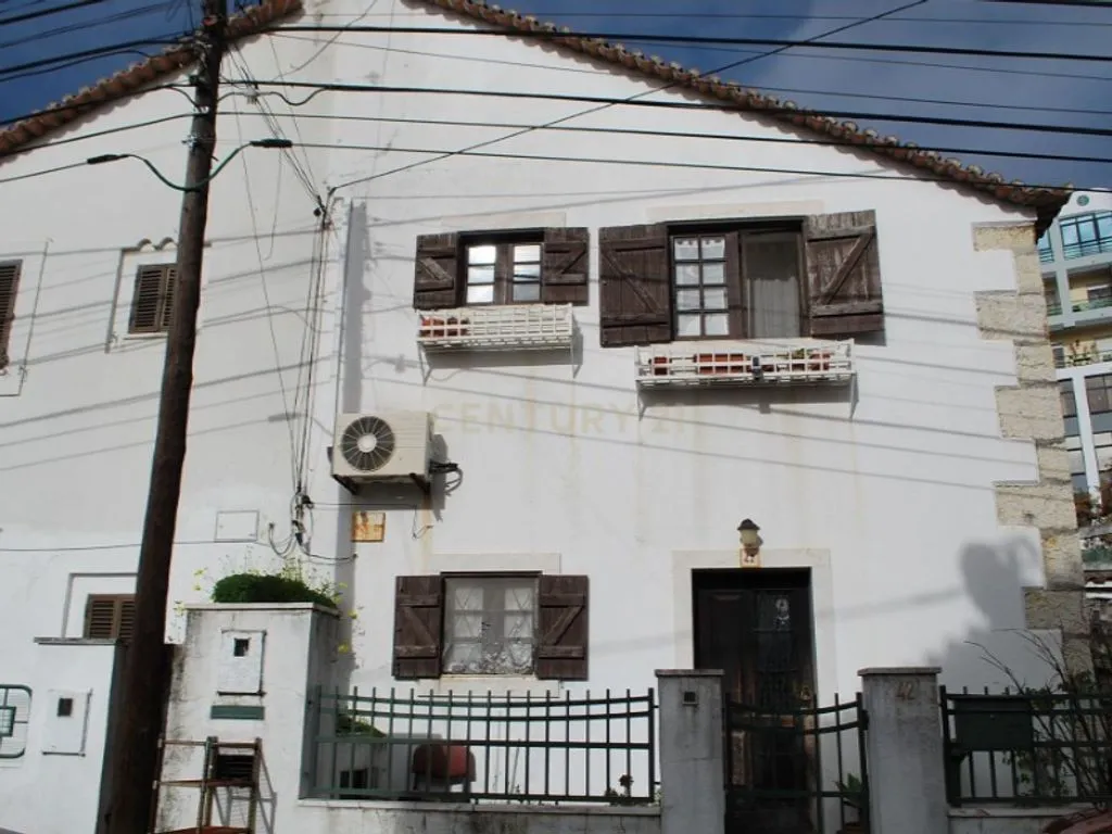 Välivaade - Semi-Detached House with Good Light in Almada