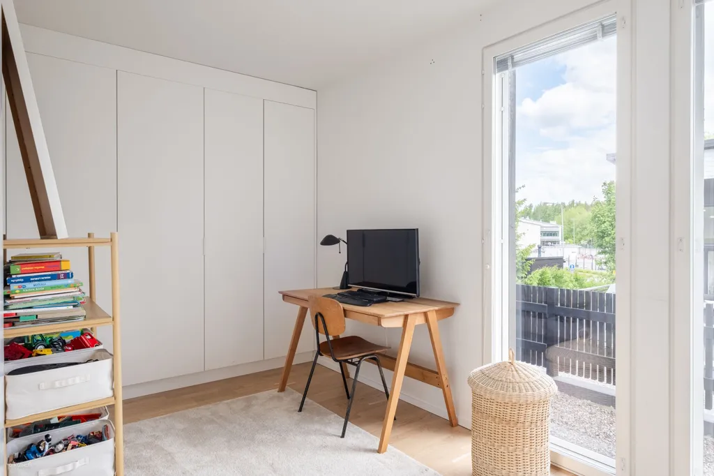 Bureau - Modern Flat with Garden in Ylästö, Vantaa