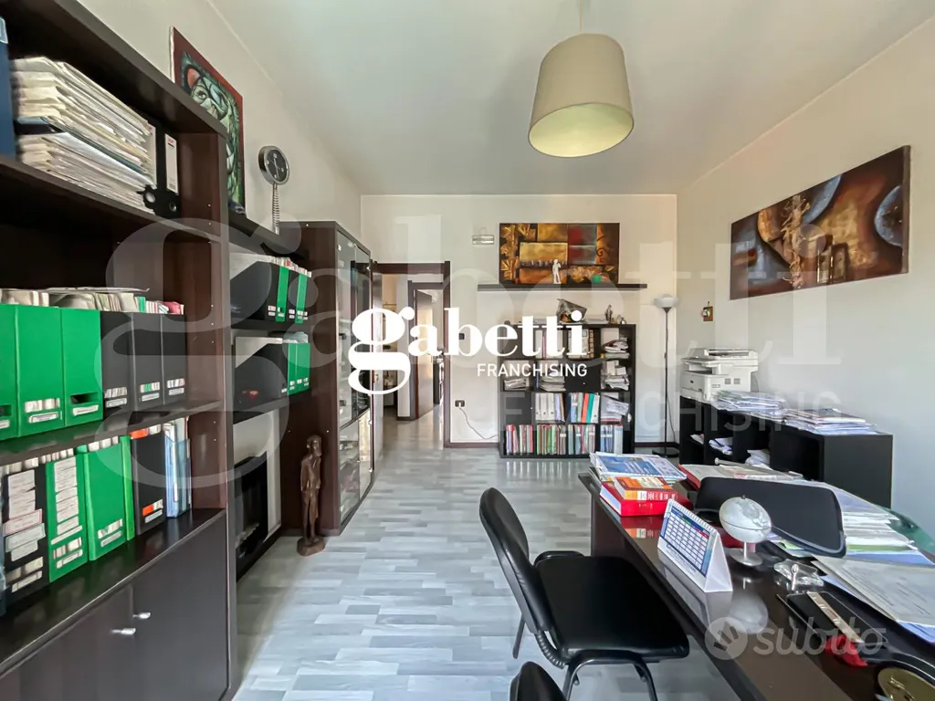 Bureau - Income-Generating Apartment in Central Pompeii