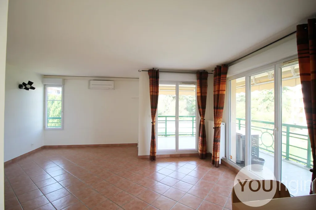 Living Room - T3 Flat with Pool in Tassin-la-Demi-Lune