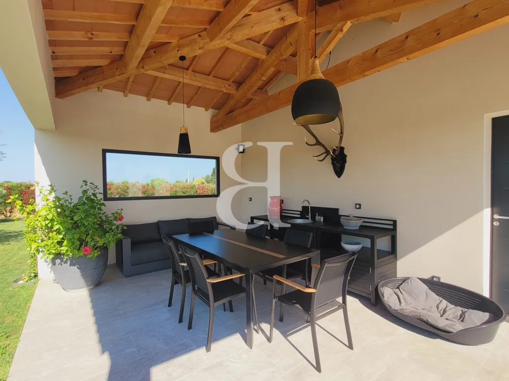 Terrass - Contemporary Villa with Pool in La Bégude de Mazenc