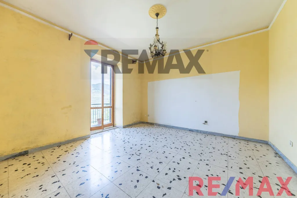 Séjour - Apartment with 50m² Cellar in Sonnino