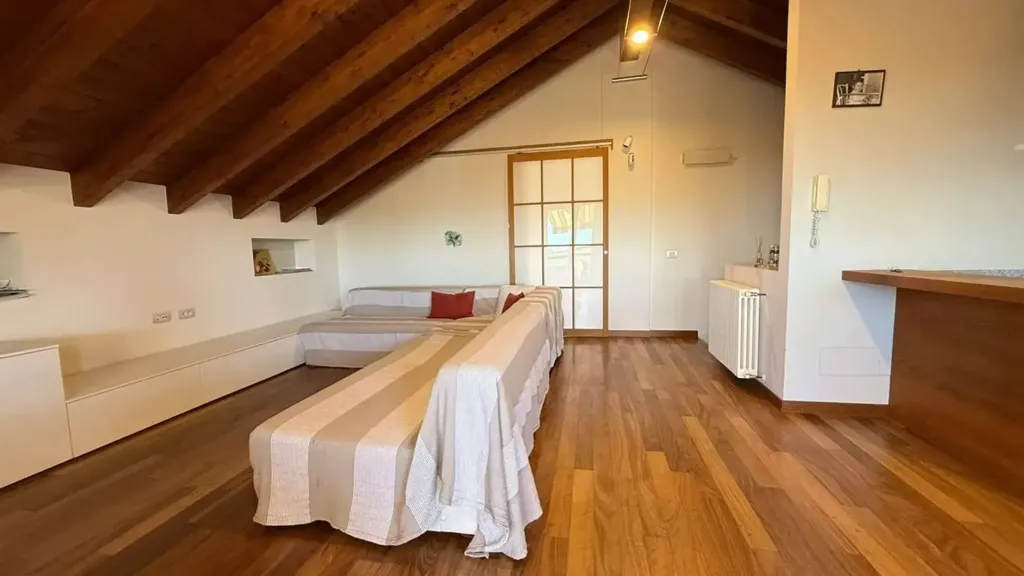 Pièces - Penthouse with Panoramic Terrace in Cantù