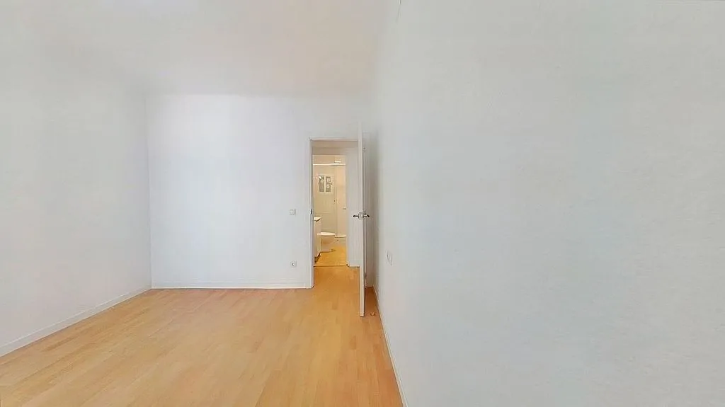 Toad - Three-Bedroom Flat with Metro Access in Verdun
