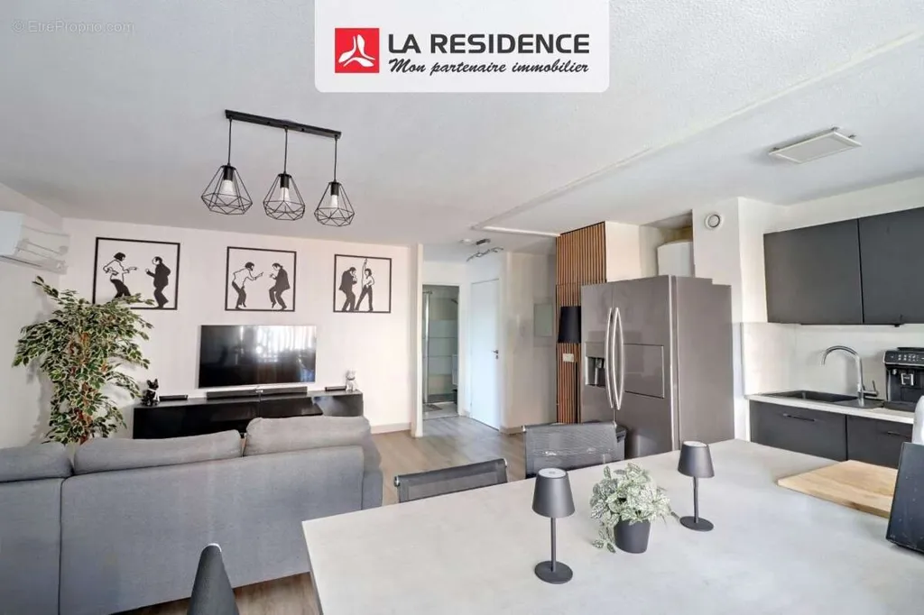 Séjour - Appartement Rénové avec Terrasse à Saint-Raphaël