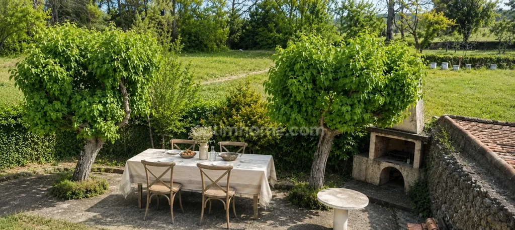 Terrasse - Villa Traditionnelle avec Jardin à Correns