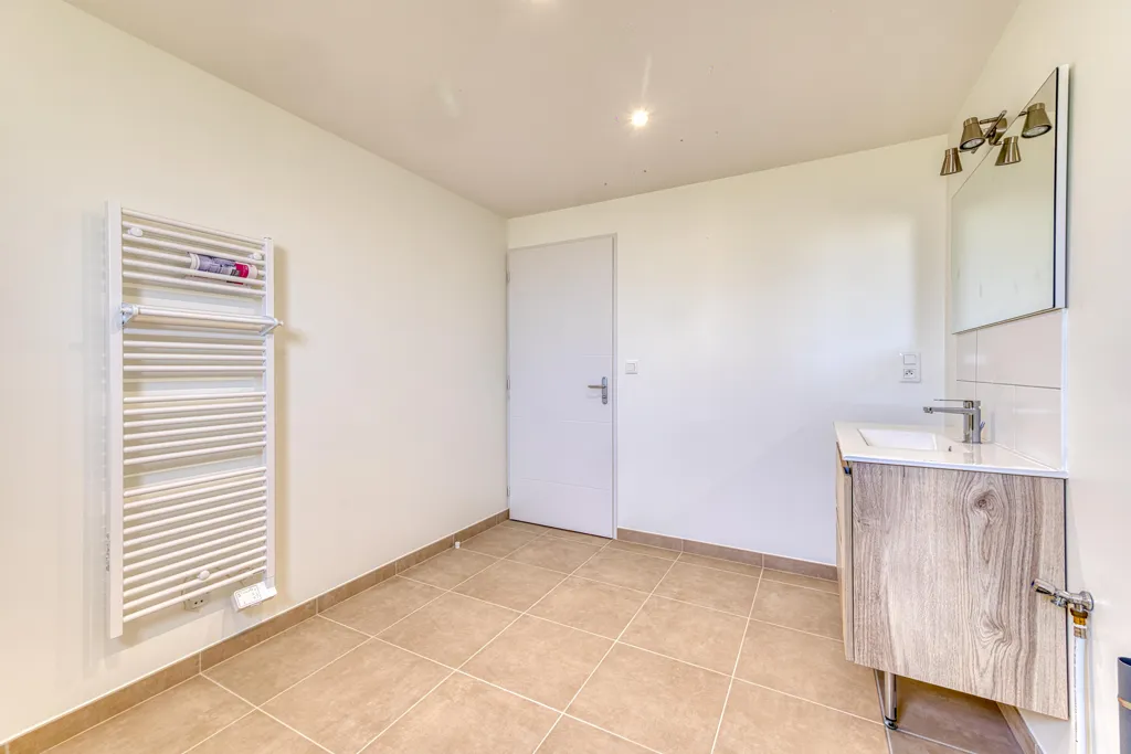 Salles de bain - Villa avec Vue Imprenable sur le Revermont à Beny
