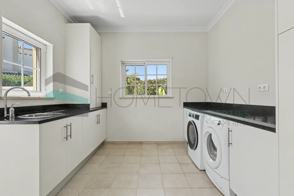 Lavanderia - 5-Bed Villa with Pool in Vila Sol, Loulé