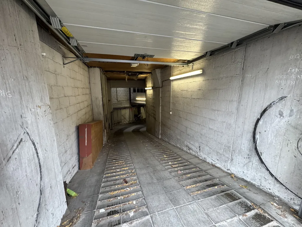Garaaž - Underground Garage in Anderlecht