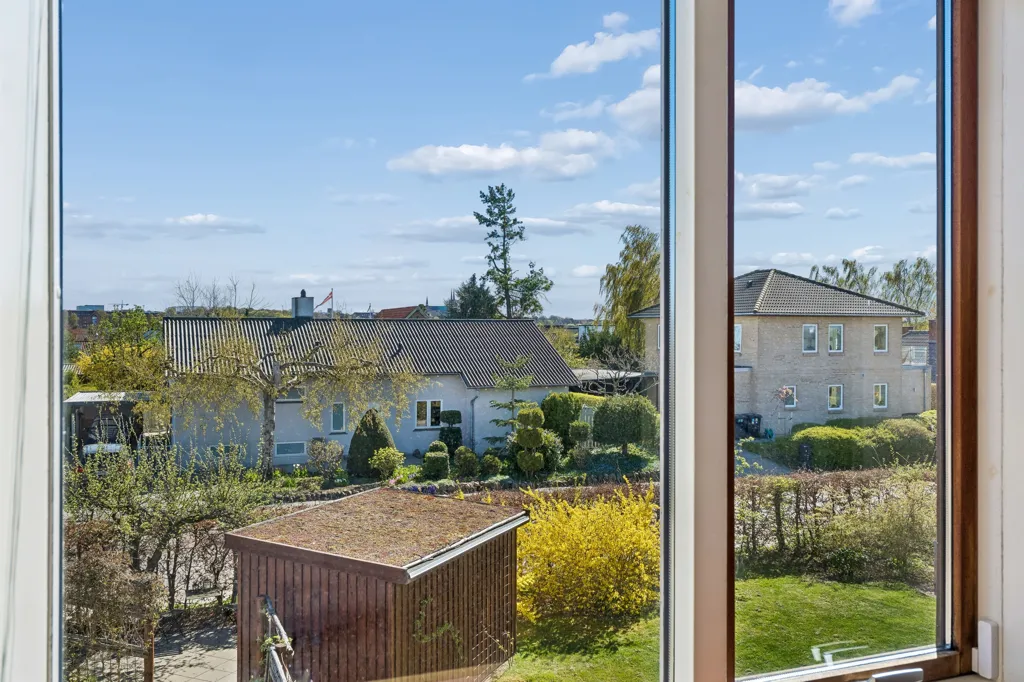 Balcon - Murermestervilla with Large Windows in Roskilde
