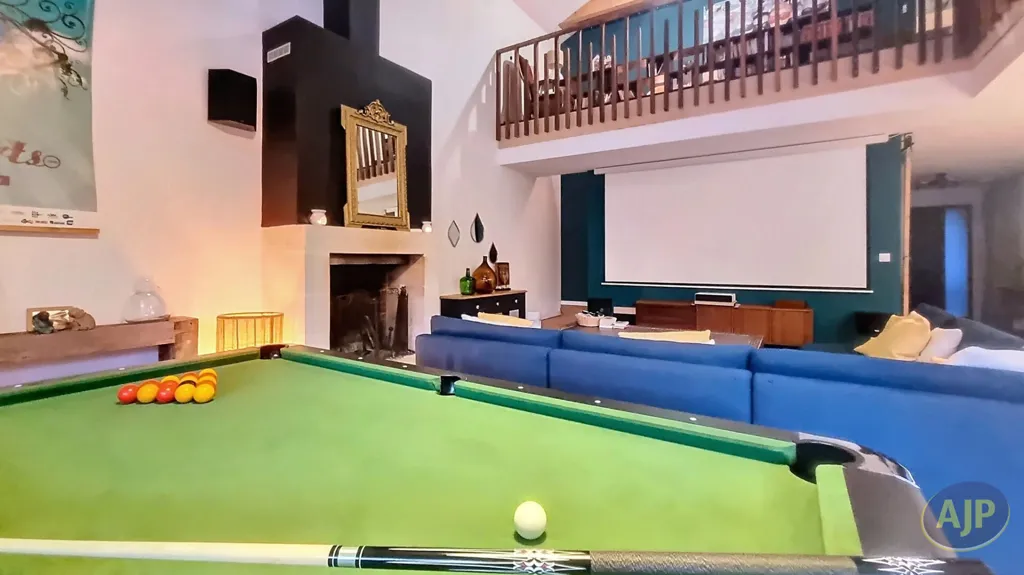 Pièces - Loft avec Piscine et Garage au Cœur de la Ville