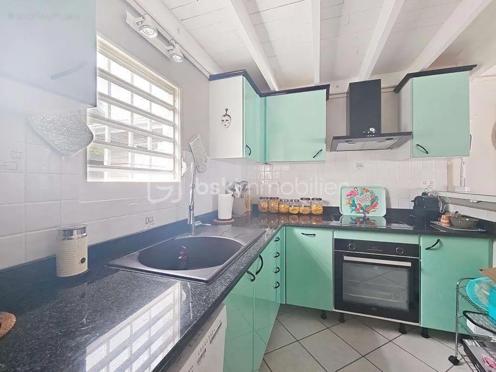Cuisine - Villa avec Piscine et Garage dans Secteur Recherché