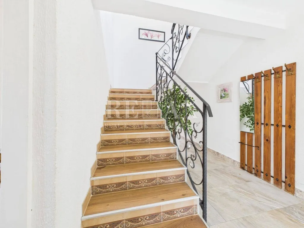Toad - Traditional House with Pool in Bribir