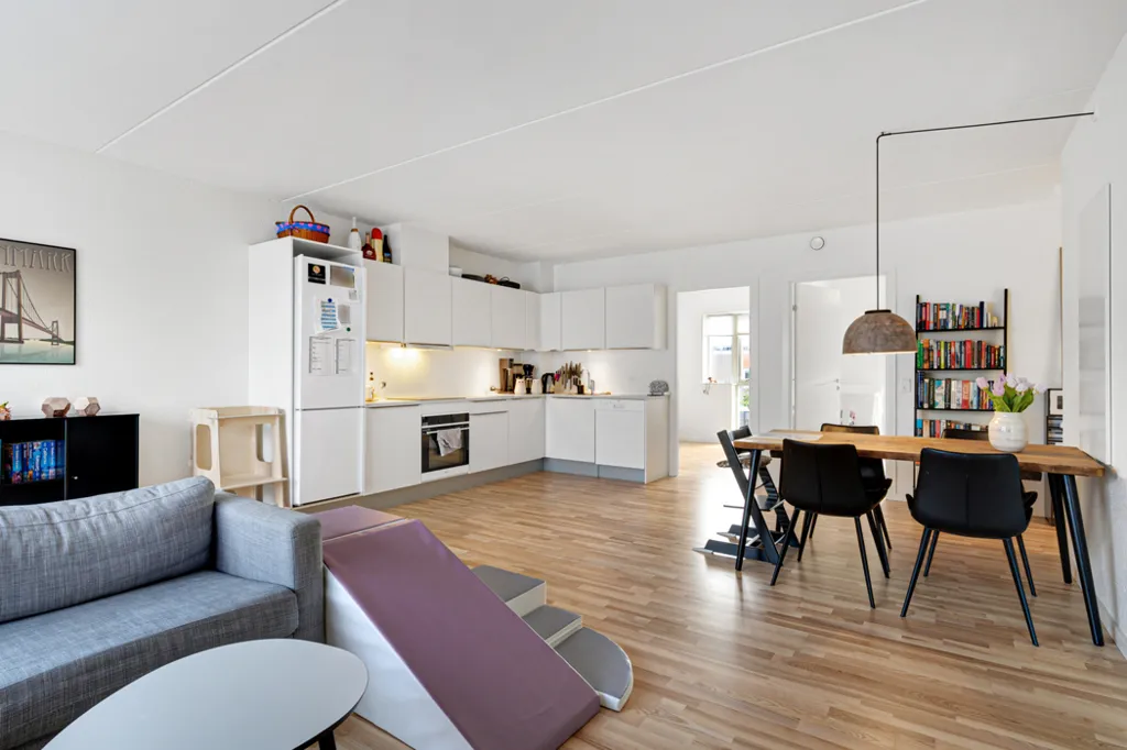 Elutuba - 4-Bed Apartment with Balcony in Tranders Have