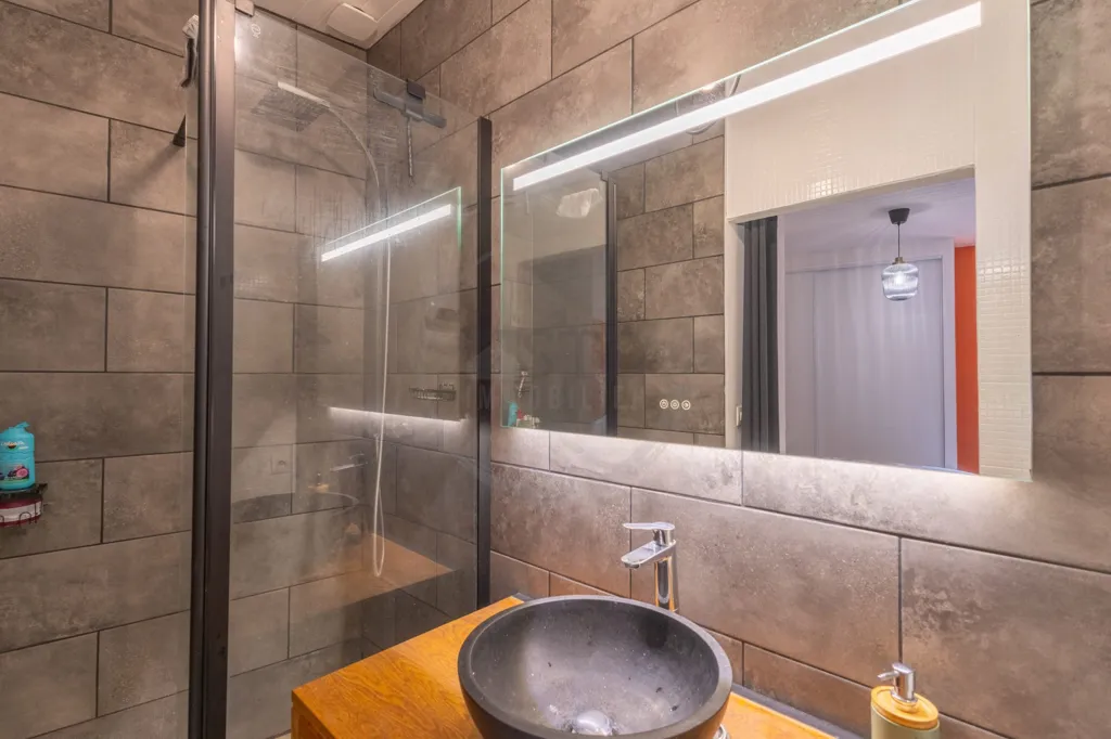 Salles de bain - Maison de Hameau Rénovée avec Caves à Privas