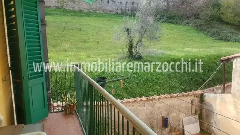 Balcon - Rustic Apartment with Balcony in Siena