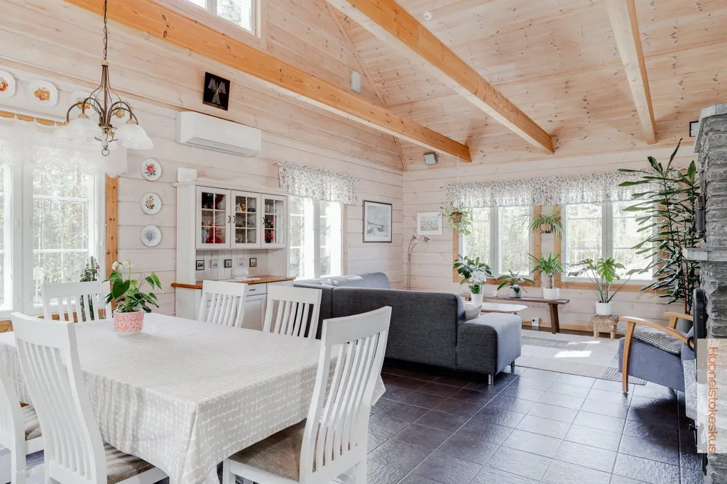 Söögituba - Mammutti Log Cabin with Sauna in Kiiminki