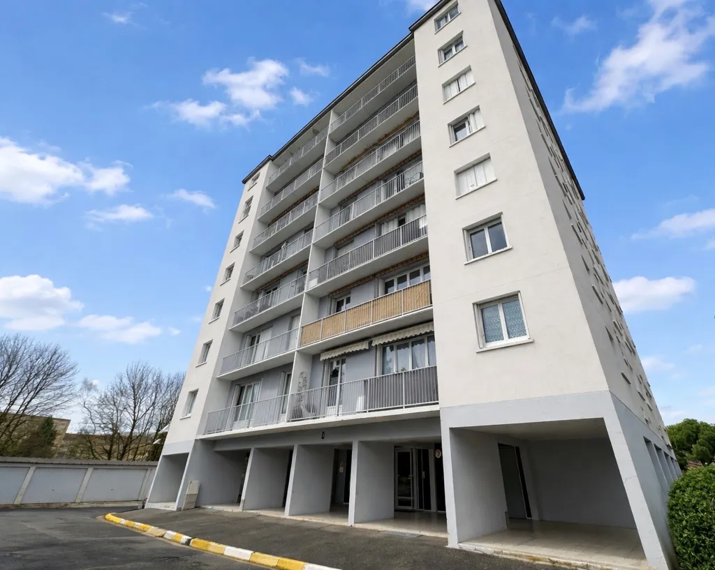 Välivaade - 4-Piece Apartment with Parking in Lucé