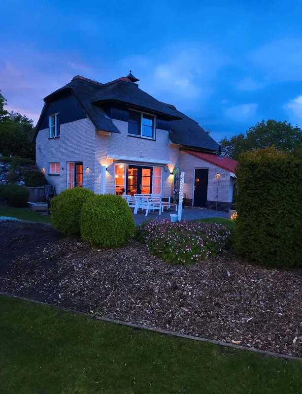 Välivaade - Riet-Covered Villa with Water Views in Makkum