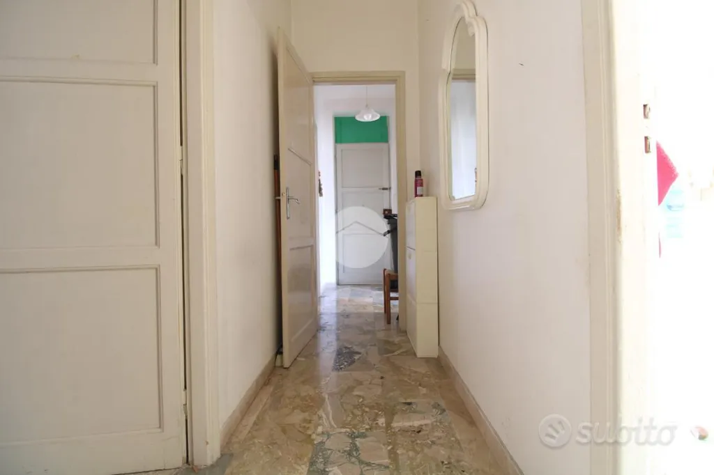 Esik - Three-Bedroom Flat with Veranda in Trapani
