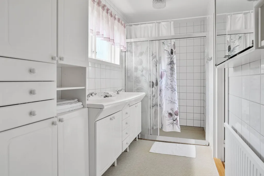 Salles de bain - 1-Storey Villa with Garden in Sollentuna