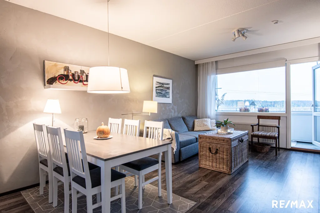 Salle à manger - Renovated Flat with Glazed Balcony in Nättinummi