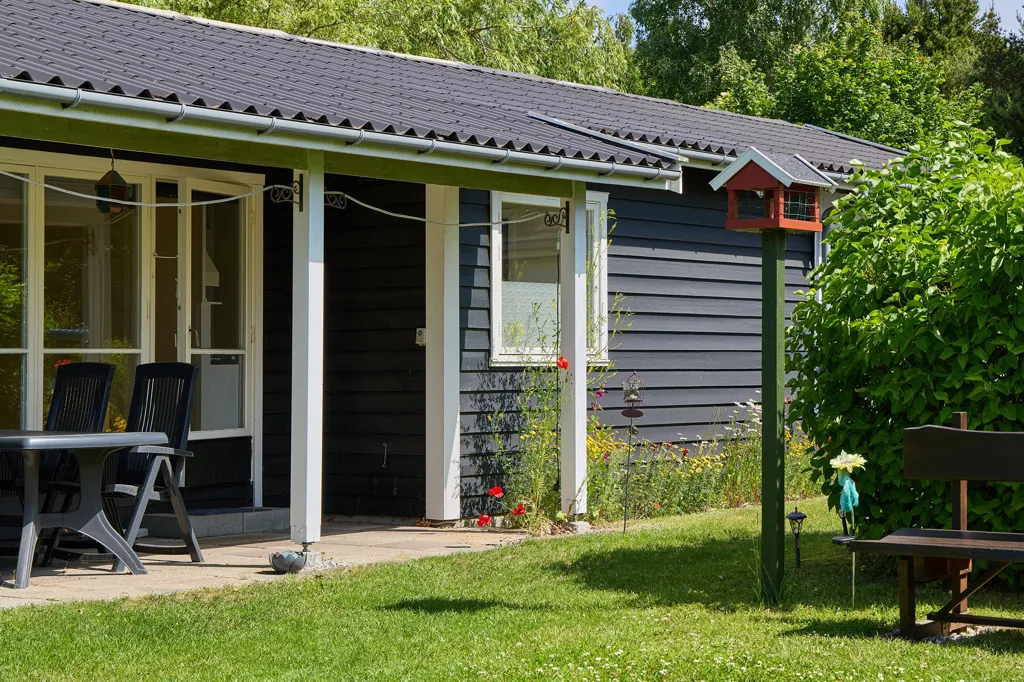 Garden - Well-Maintained Summerhouse with Garden in Rågeleje