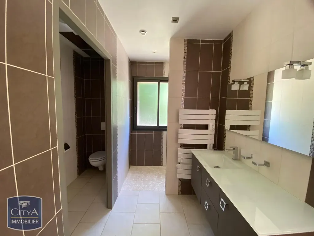 Salles de bain - Maison architecturale avec terrasse à Meyrals