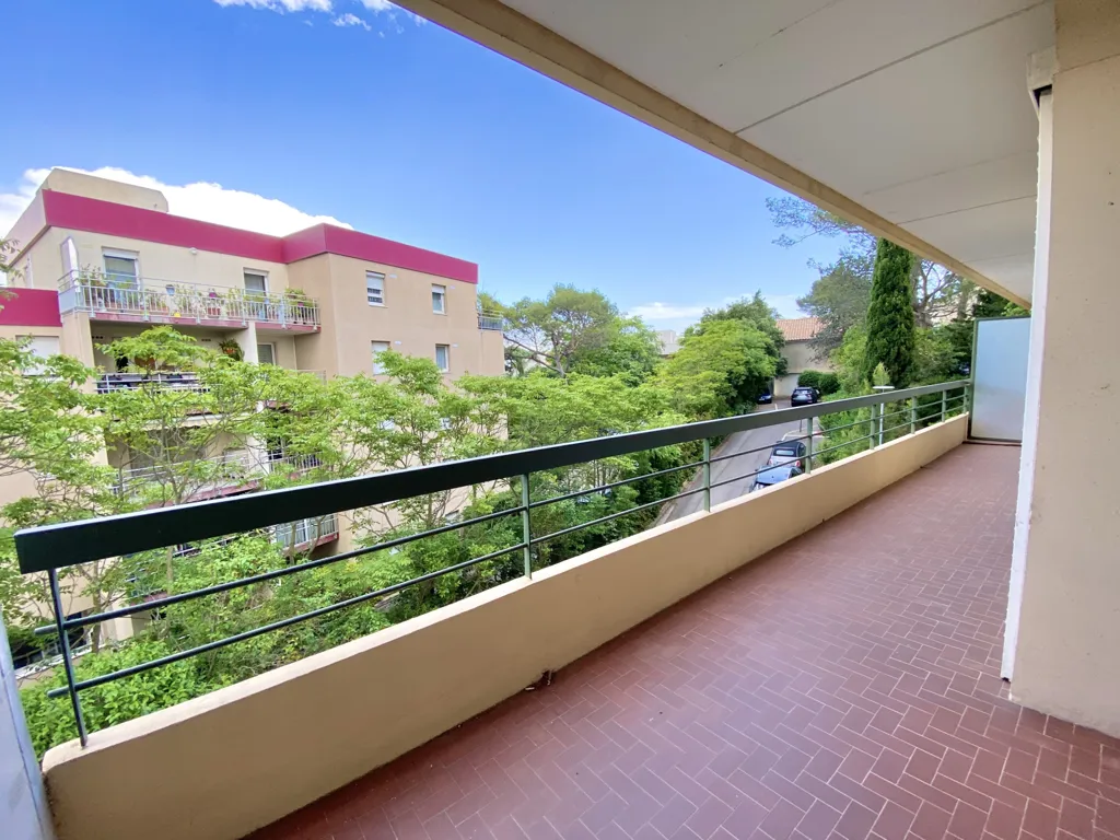 Balcon - Appartement Lumineux avec Terrasse à Nîmes