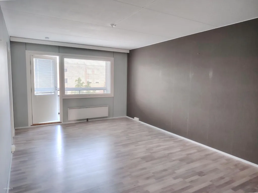 Pièces - 3-Bedroom Apartment with Balcony in Central Location