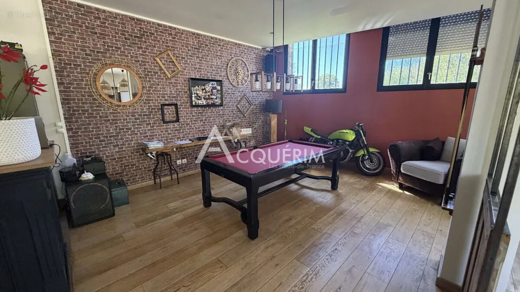 Toad - Luxury House with Pool in Carvin