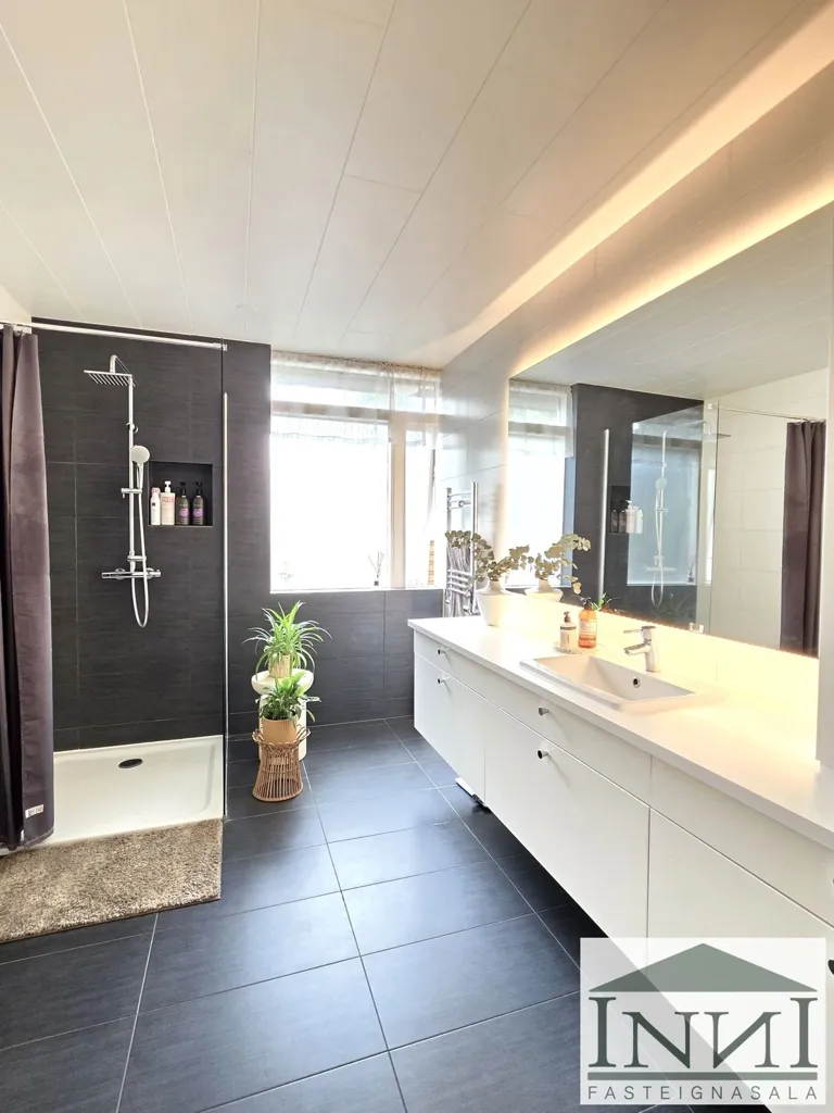 Bagni - Single-Floor House with Garden in Laugavellir